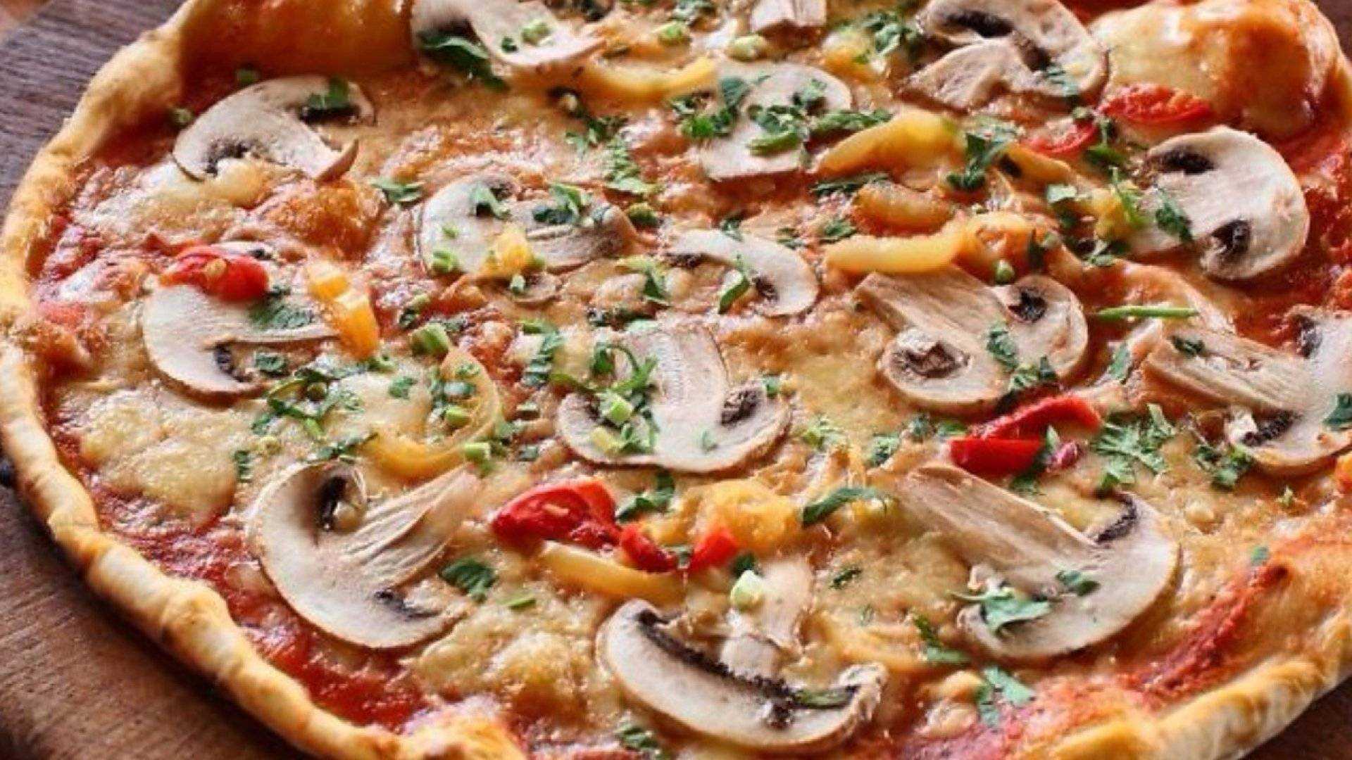 грибная пицца с шампиньонами и колбасой рецепт (120) фото
