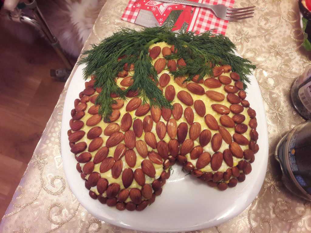 Красивый и очень вкусный салат сосновая шишка с миндалём