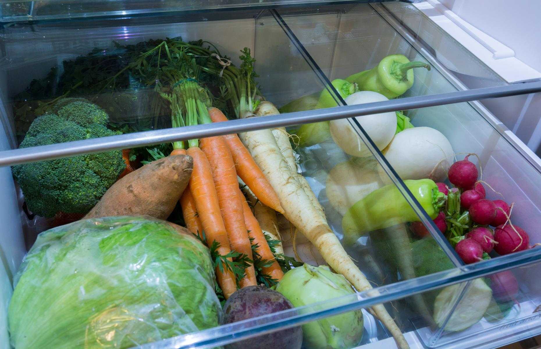 Хранение свежих овощей. Холодильник для овощей. Редиски в холодильнике. Хранить фрукты в холодильнике. Горячая еда в холодильнике.