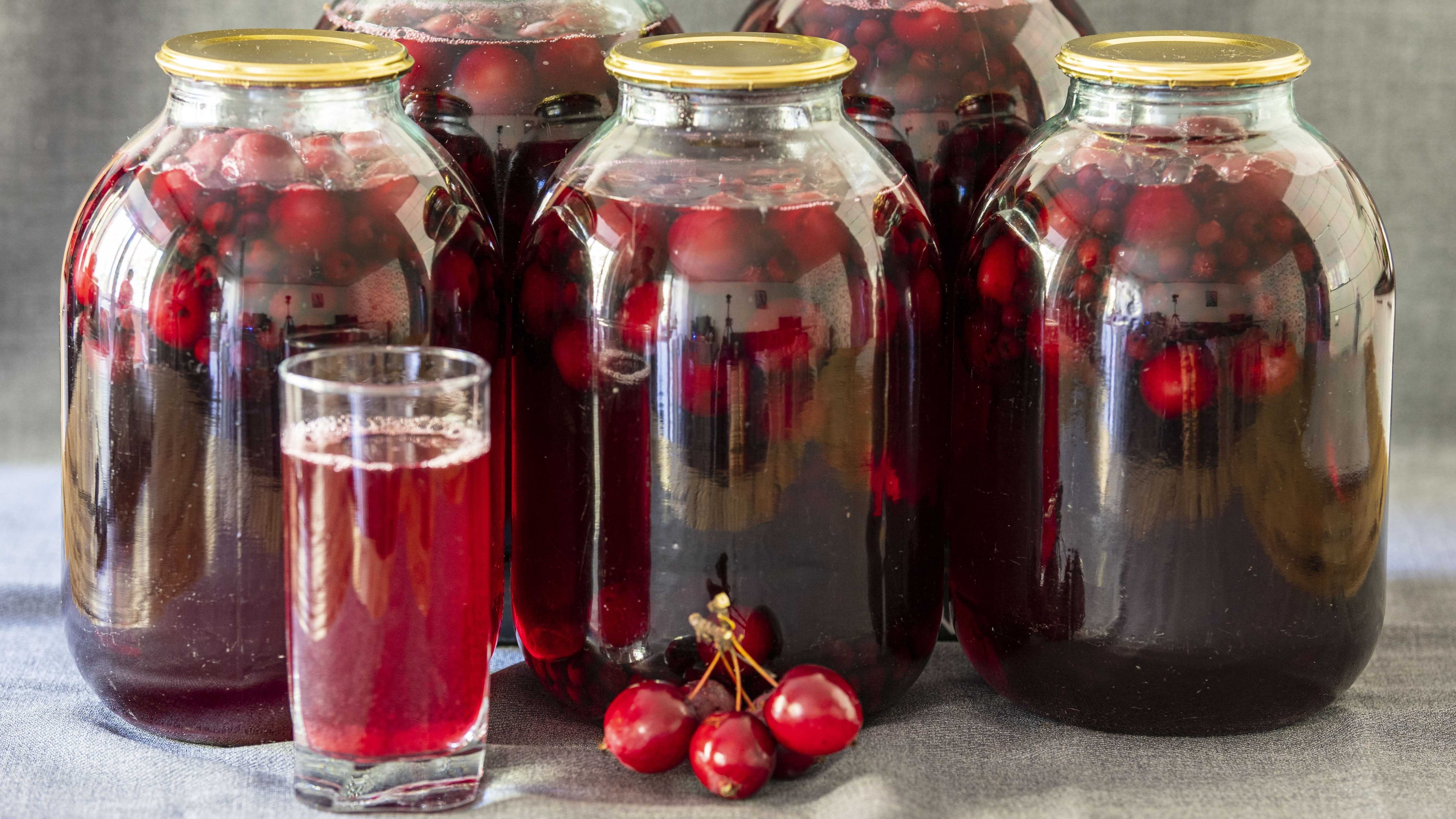 Простые рецепты вкусного компота из вишни на зиму — и 3-литровой банки будет мало