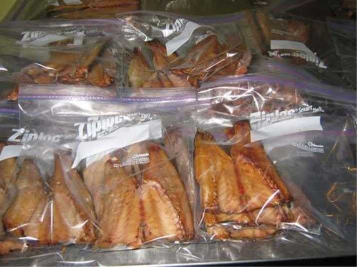 Как хранить копченое в холодильнике. Упаковывания и хранения копченой рыбы. Хранение копченой рыбы. Копченая рыба в вакуумной упаковке. Рыба холодного копчения в вакуумной упаковке.