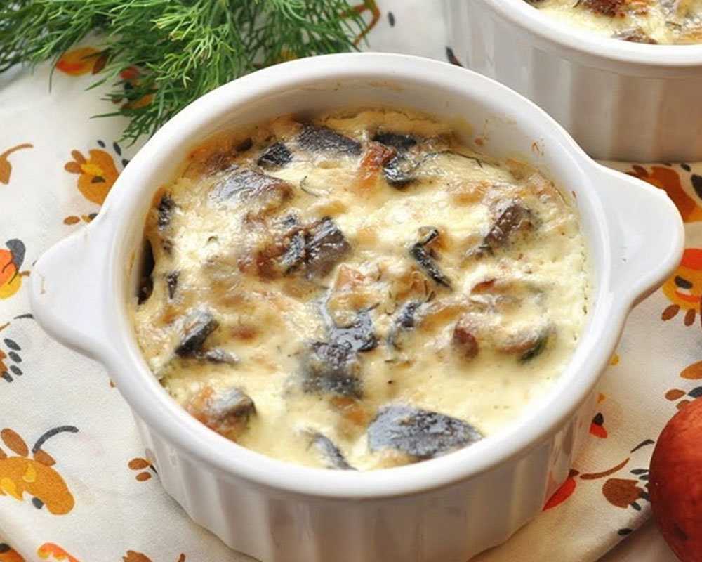 Жульен (жюльен) с шампиньонами на сковороде: рецепт классический, простой, как приготовить пошагово с сыром, со сметаной