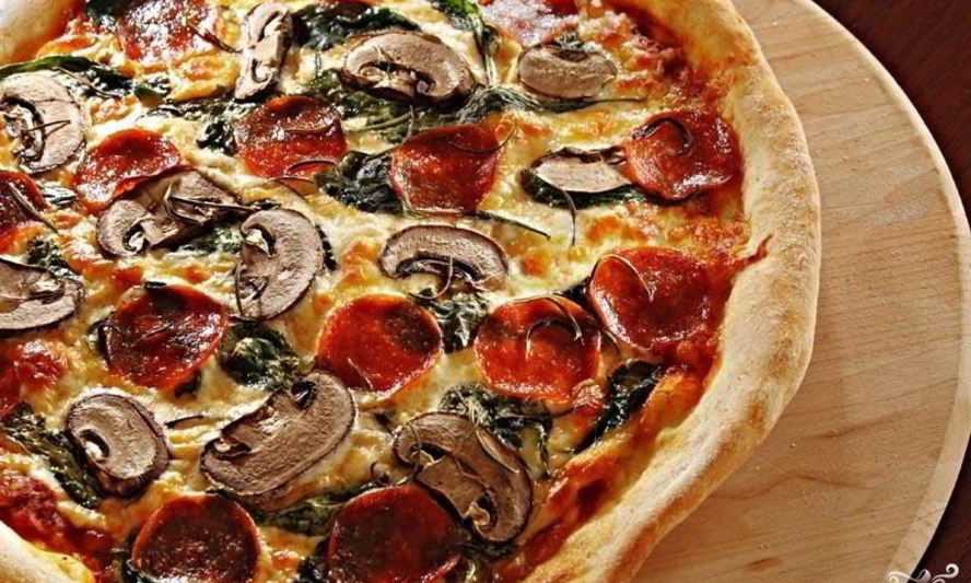 Пикантная и дразнящая ароматами: пицца с маринованными грибами